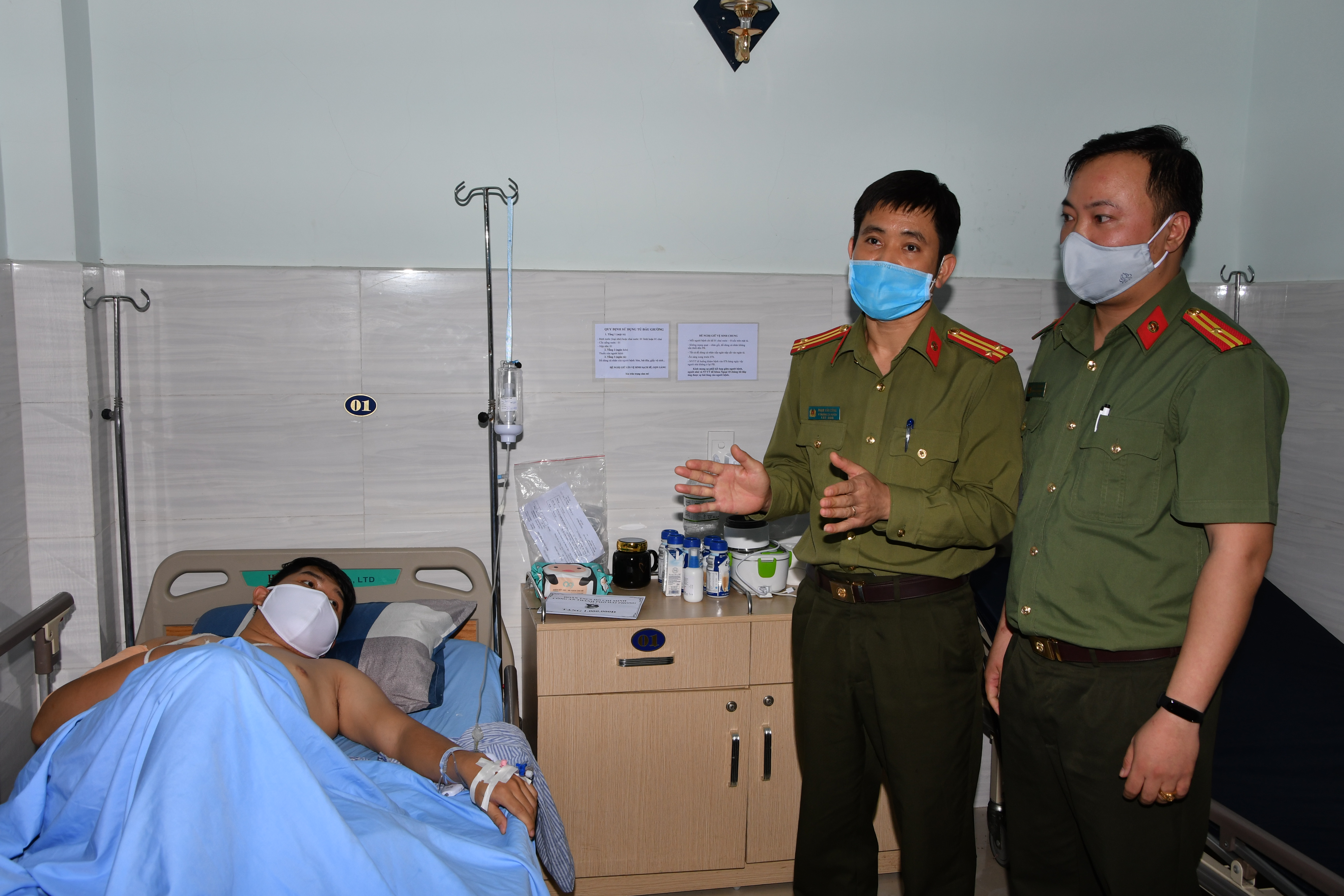 Đoàn Thanh niên CATP: Thăm, tặng quà Thiếu úy Đặng Trí Chung bị thương khi làm nhiệm vụ